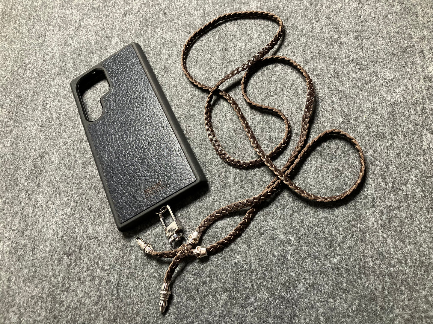 iPhone/Samsung Case/Holder/Crossbody/Necklace/Bracelet Kit made of Full-Grain Genuine Vegetable-Tanned Leather & 2 925 Sterling Silver Skulls.- P30