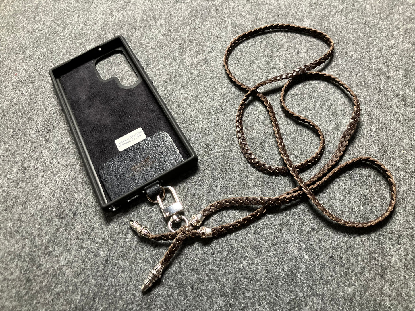 iPhone/Samsung Case/Holder/Crossbody/Necklace/Bracelet Kit made of Full-Grain Genuine Vegetable-Tanned Leather & 2 925 Sterling Silver Skulls.- P30