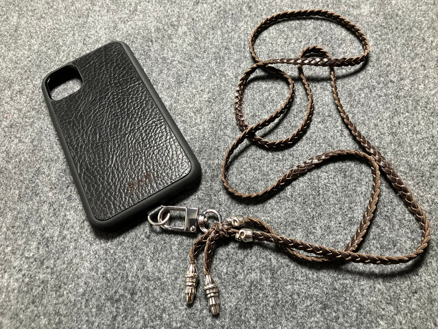 iPhone/Samsung Case/Holder/Crossbody/Necklace/Bracelet Kit made of Full-Grain Genuine Vegetable-Tanned Leather & 2 925 Sterling Silver Skulls.- P30