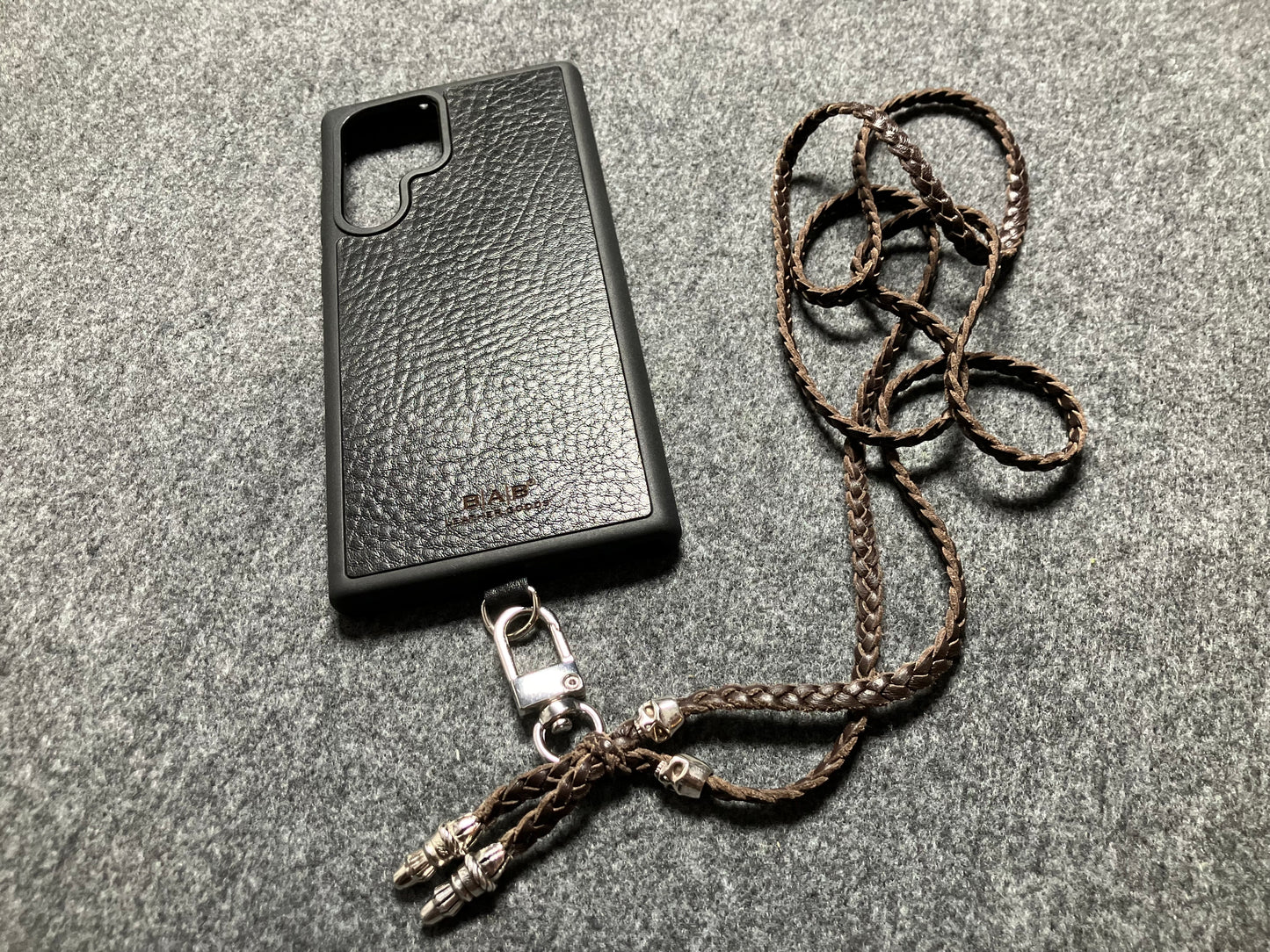 iPhone/Samsung Case/Holder/Crossbody/Necklace/Bracelet Kit made of Full-Grain Genuine Vegetable-Tanned Leather & 2 925 Sterling Silver Skulls.- P30