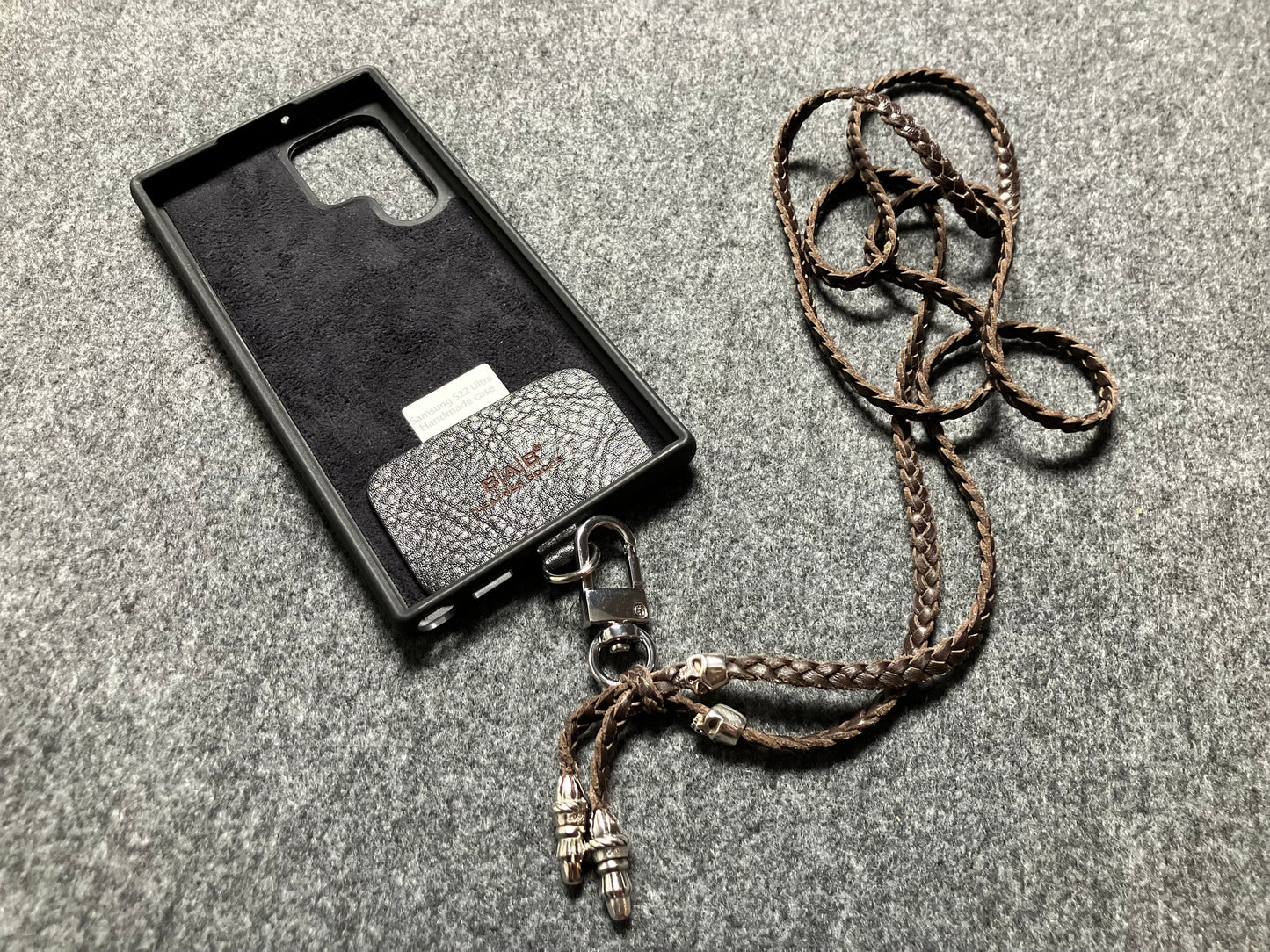 iPhone/Samsung Case/Holder/Crossbody/Necklace/Bracelet Kit made of Full-Grain Genuine Vegetable-Tanned Leather & 2 925 Sterling Silver Skulls.- P30