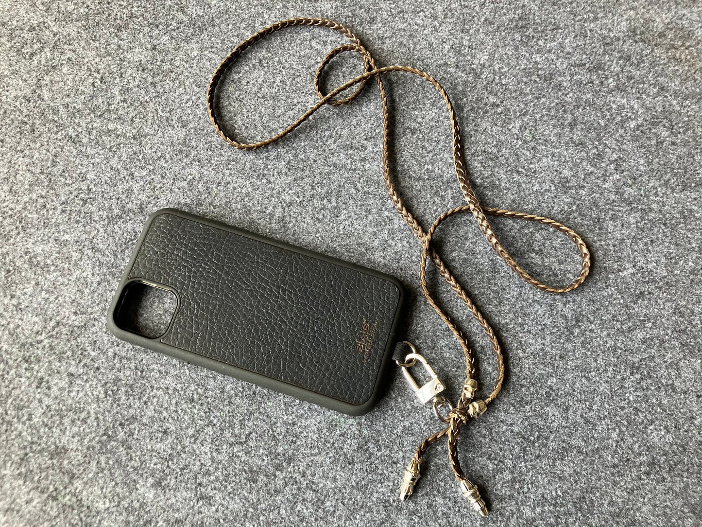 iPhone/Samsung Case/Holder/Crossbody/Necklace/Bracelet Kit made of Full-Grain Genuine Vegetable-Tanned Leather & 2 925 Sterling Silver Skulls.- P30