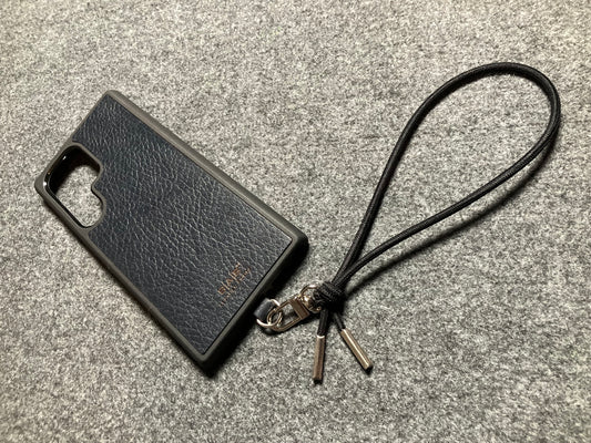 Capa/Suporte para Samsung de Couro Genuíno Flor Integral curtido vegetal com tanino cortados e gravados a laser/microfibra & Correia/Pulseira de Corda Elástica Preta com 1 Mosquetão e 2 Terminais prateados.- KPS55