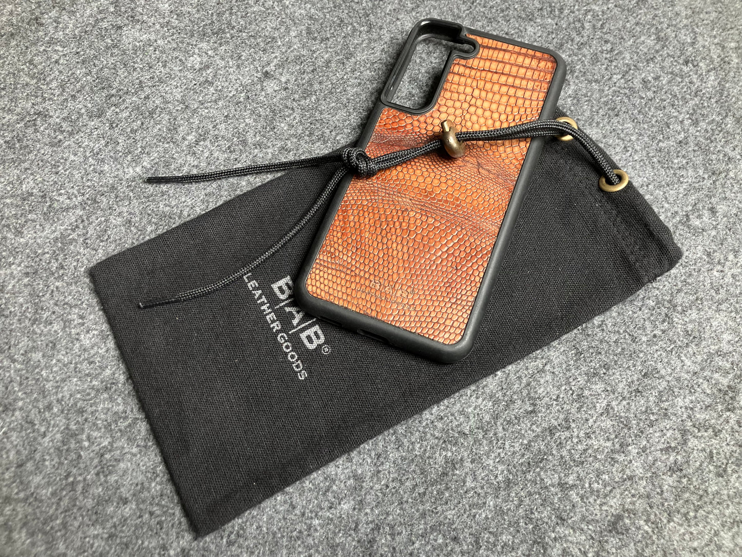 Funda para iPhone/Samsung de Cuero Genuino Iguana cortado y grabado con láser.- 59