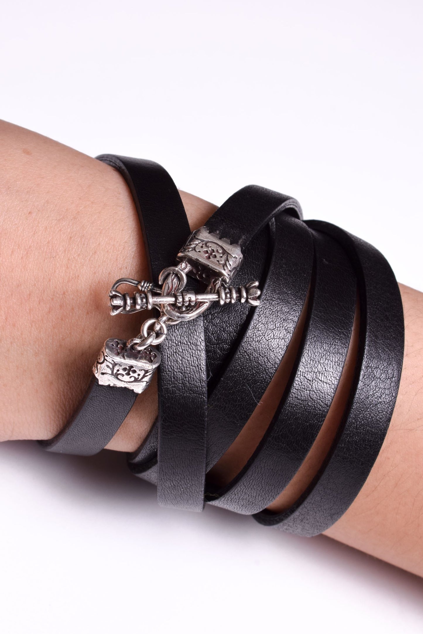 Laser-engraved Silicone Smartphone Support & Double Full-Grain vegetable-tanned Genuine Leather Bracelet/Crossbody/Necklace, Blue, Brown, Black or Red. 2 Terminals, 1 Baton and S Clasp, all made of solid 925 Sterling Silver.- S25