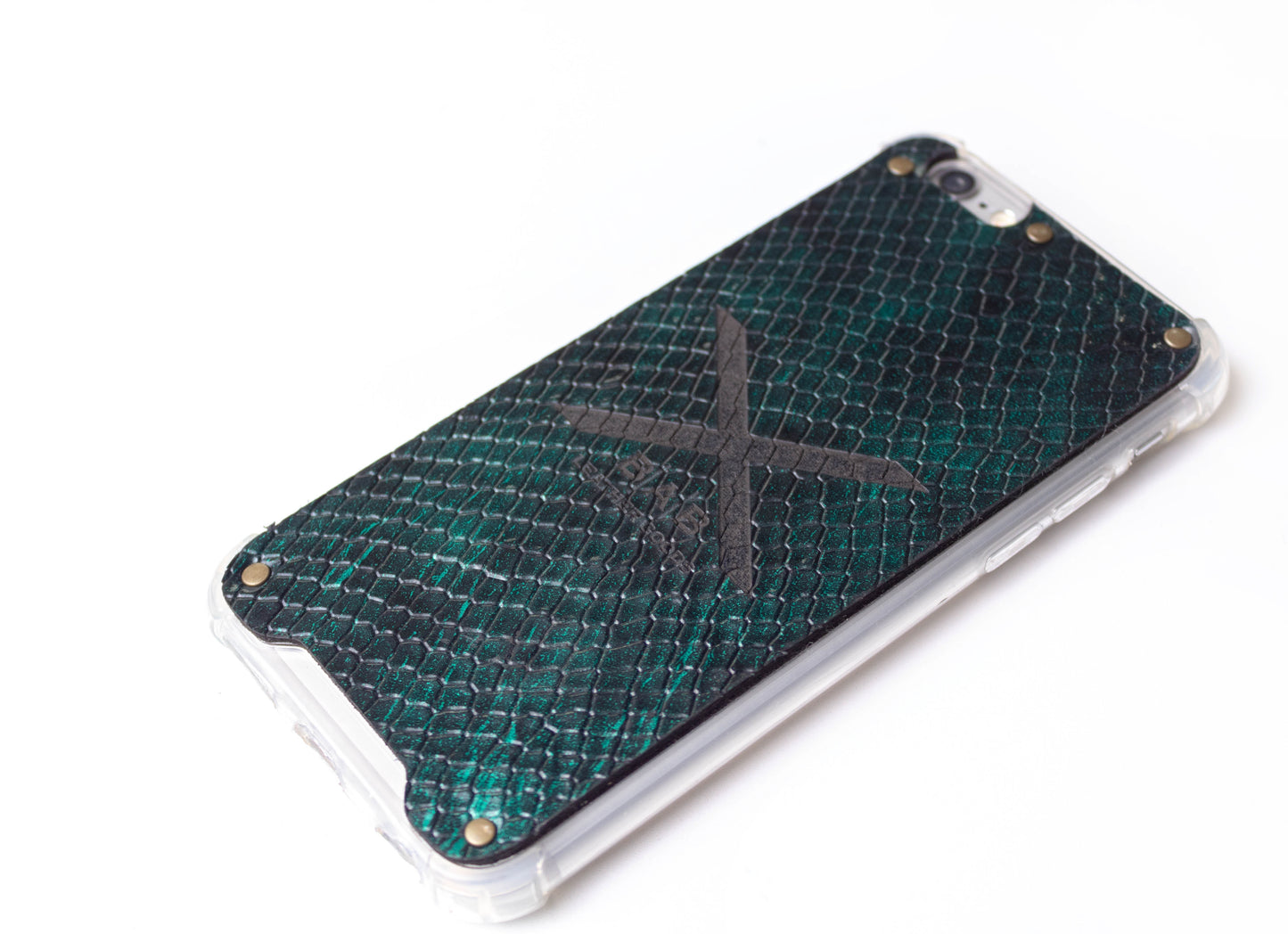 Coque pour iPhone en Cuir Véritable Verni Python Vert Texturé, découpée et gravée au laser, 5 Rivets en Bronze.- F36