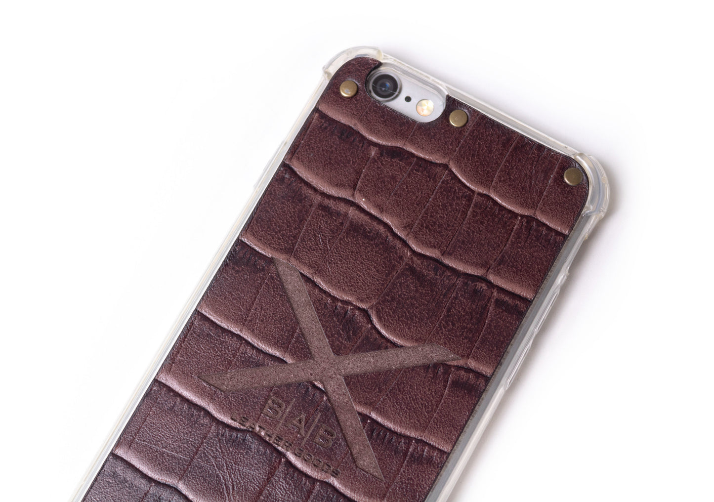 Coque pour iPhone en Cuir Véritable Crocodile Marron Texturé, découpée et gravée au laser, 5 Rivets en Bronze.- F36