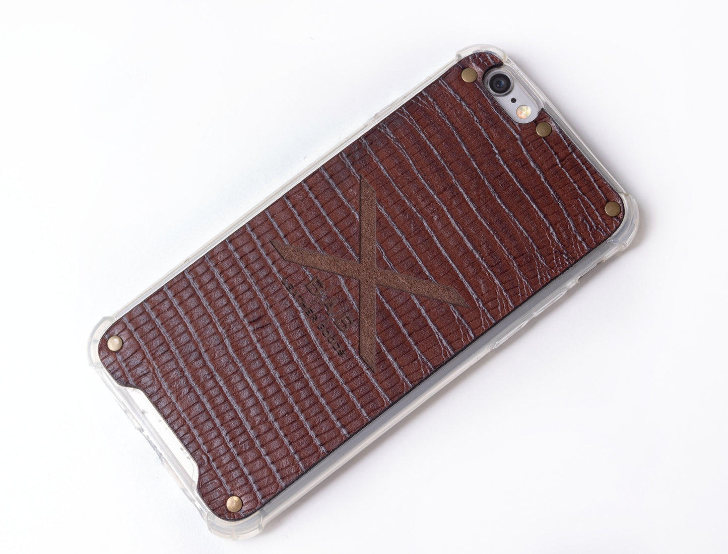 Capa para iPhone de Couro Genuíno Lagarto Marrom Texturizado cortado e gravado a laser, 5 Rebites de Bronze.- F36