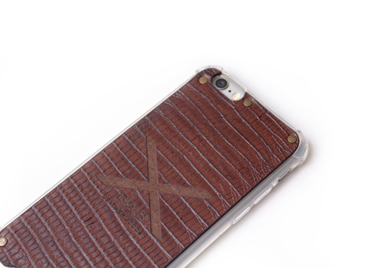 Capa para iPhone de Couro Genuíno Lagarto Marrom Texturizado cortado e gravado a laser, 5 Rebites de Bronze.- F36