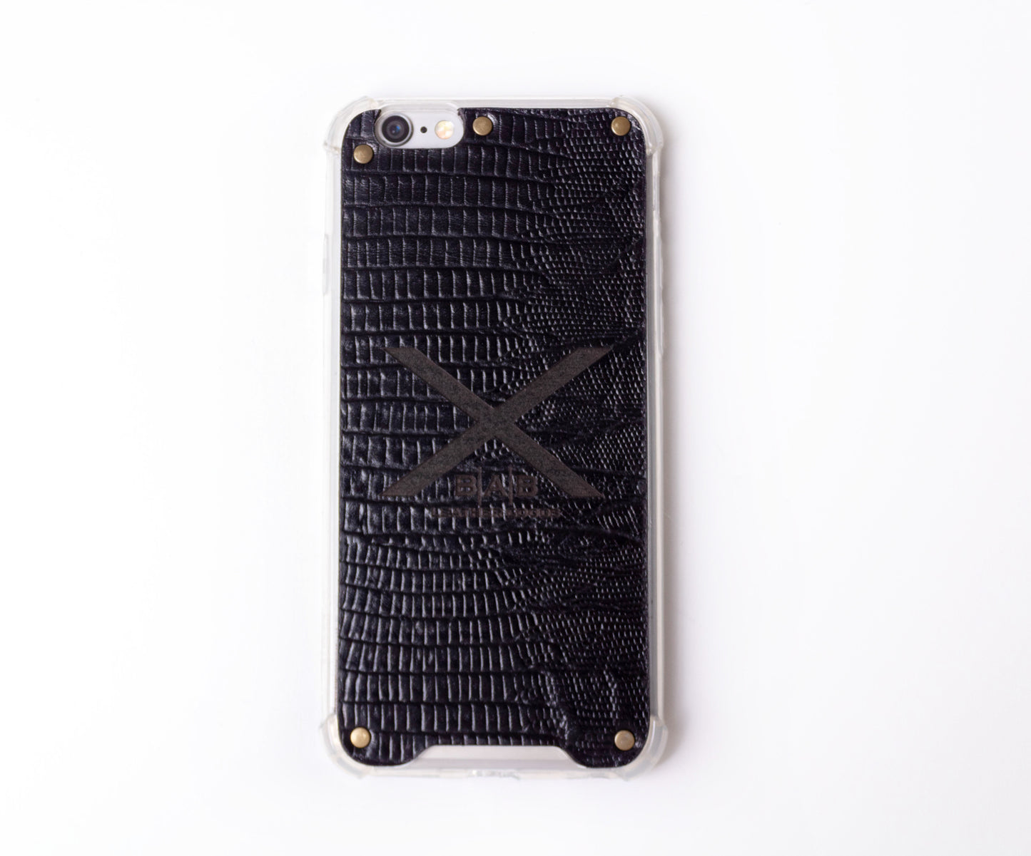 Funda para iPhone de Cuero Genuino Lagarto Negro Texturizado cortado y grabado con  láser, 5 Remaches de Bronce.- F36