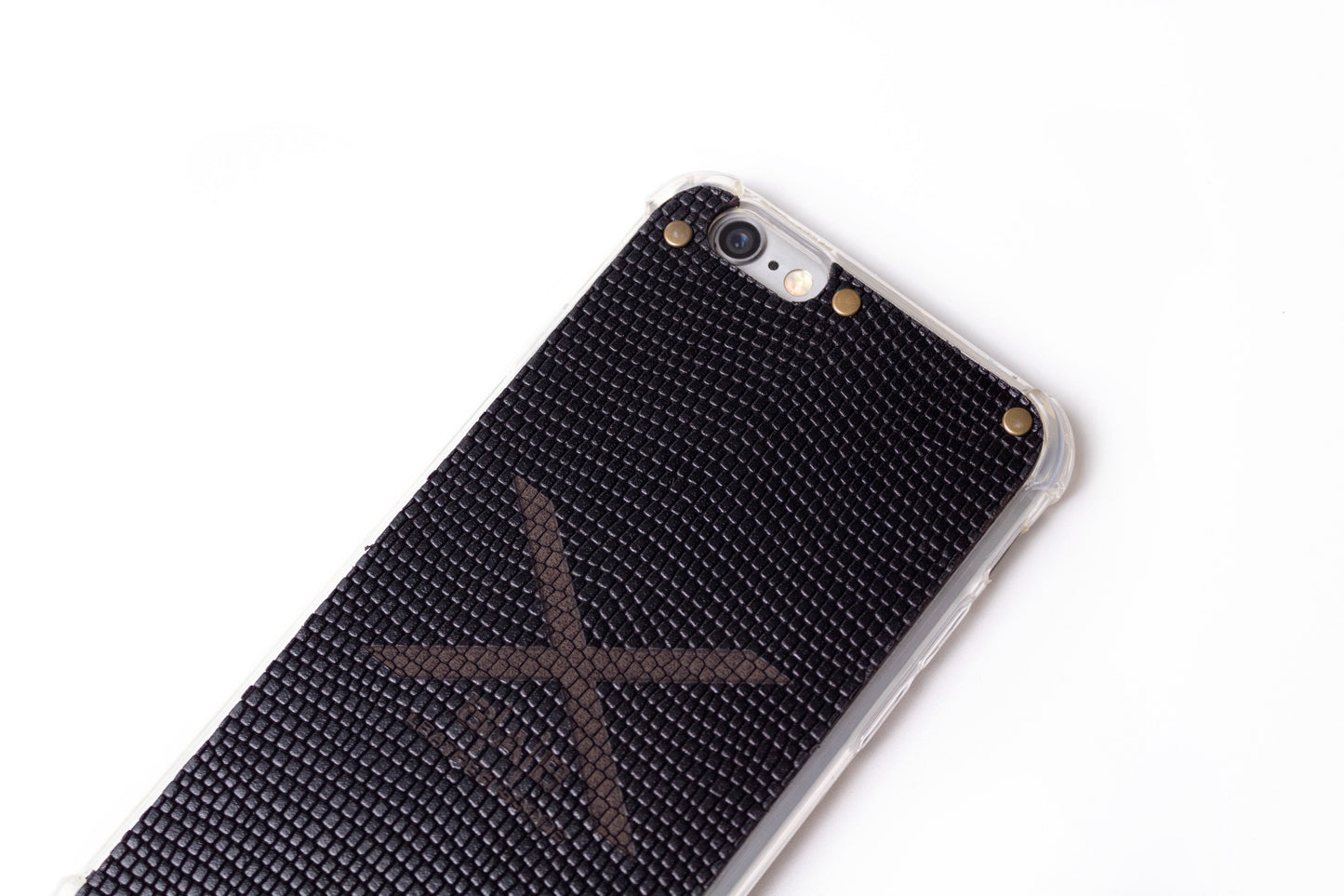 Capa para iPhone de Couro Genuíno Cobra Preta Texturizado cortado e gravado a laser, 5 Rebites de Bronze.- F036