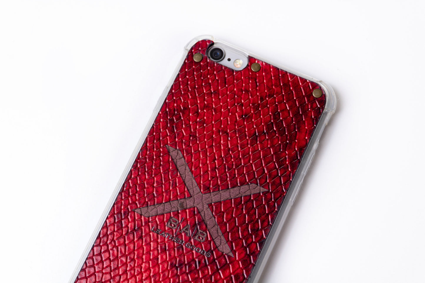 Coque pour iPhone en Cuir Véritable Verni Python Rouge Texturé, découpée et gravée au laser, 5 Rivets en Bronze.- F36