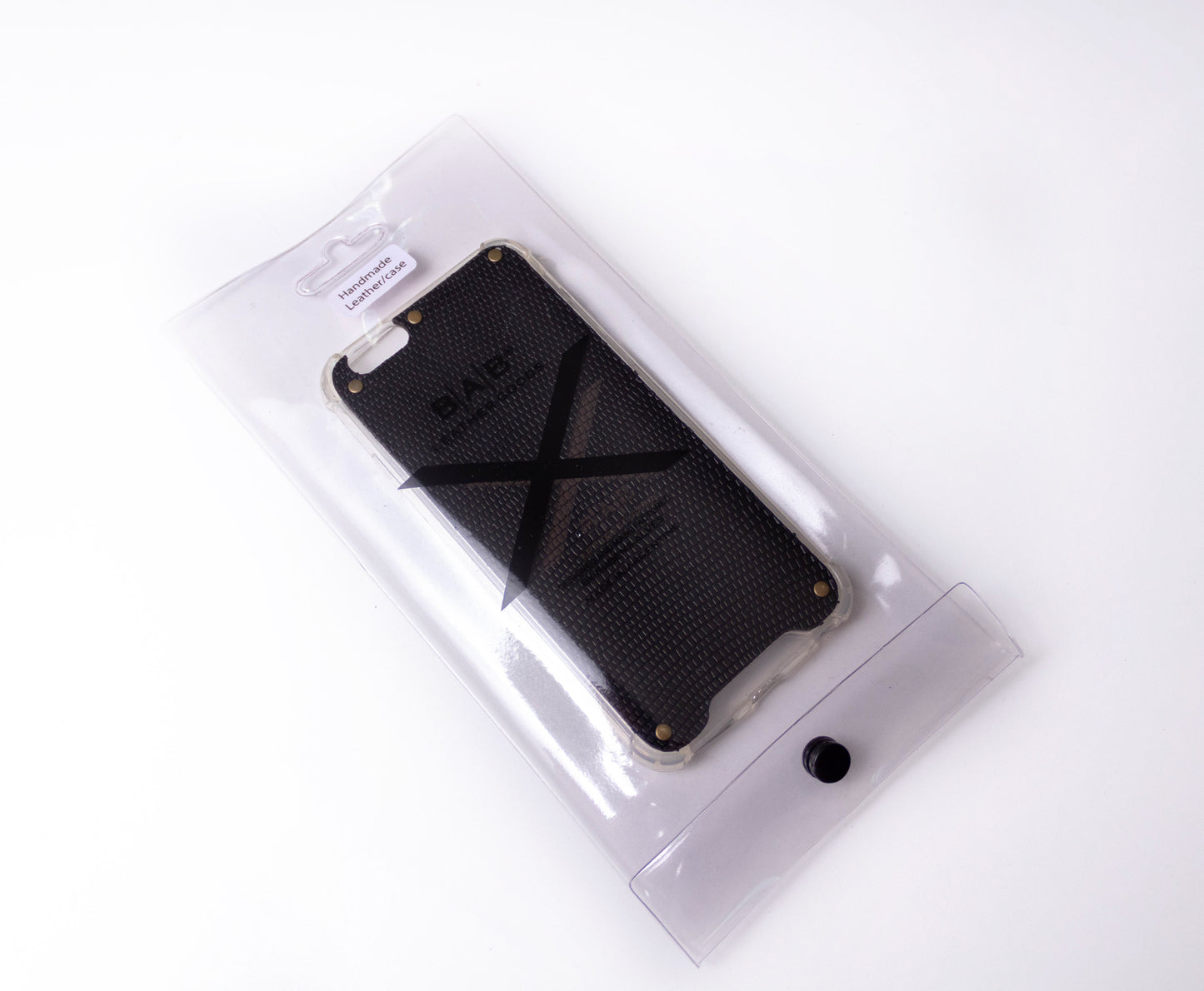 Coque pour iPhone en Cuir Véritable Serpent Noir Texturé, découpée et gravée au laser, 5 Rivets en Bronze.- F36