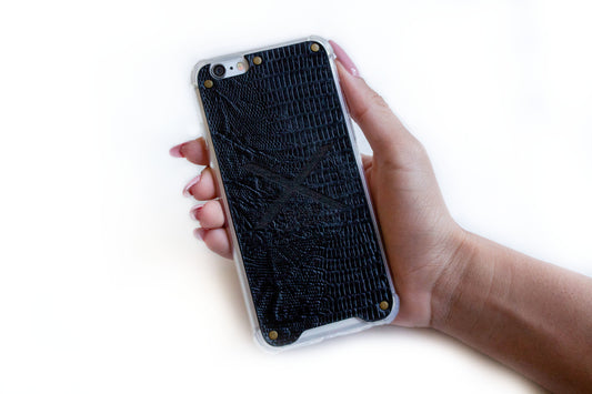 Funda para iPhone de Cuero Genuino Lagarto Negro Texturizado cortado y grabado con  láser, 5 Remaches de Bronce.- F36